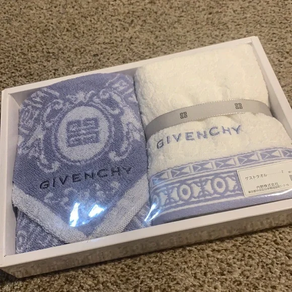 Givenchy towel set - Picture 2 of 4